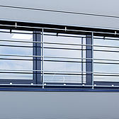 Hallenbau mit Einbruchschutz vor den Aluminiumfenstern der HKL Niederlassung Neuss