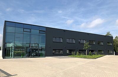 Straka-Scheffels in Velbert Werkhalle mit Buerogebaeude mit Pfosten-Riegelkonstruktion im Eingangsbereich von Schreiber Stahlbau