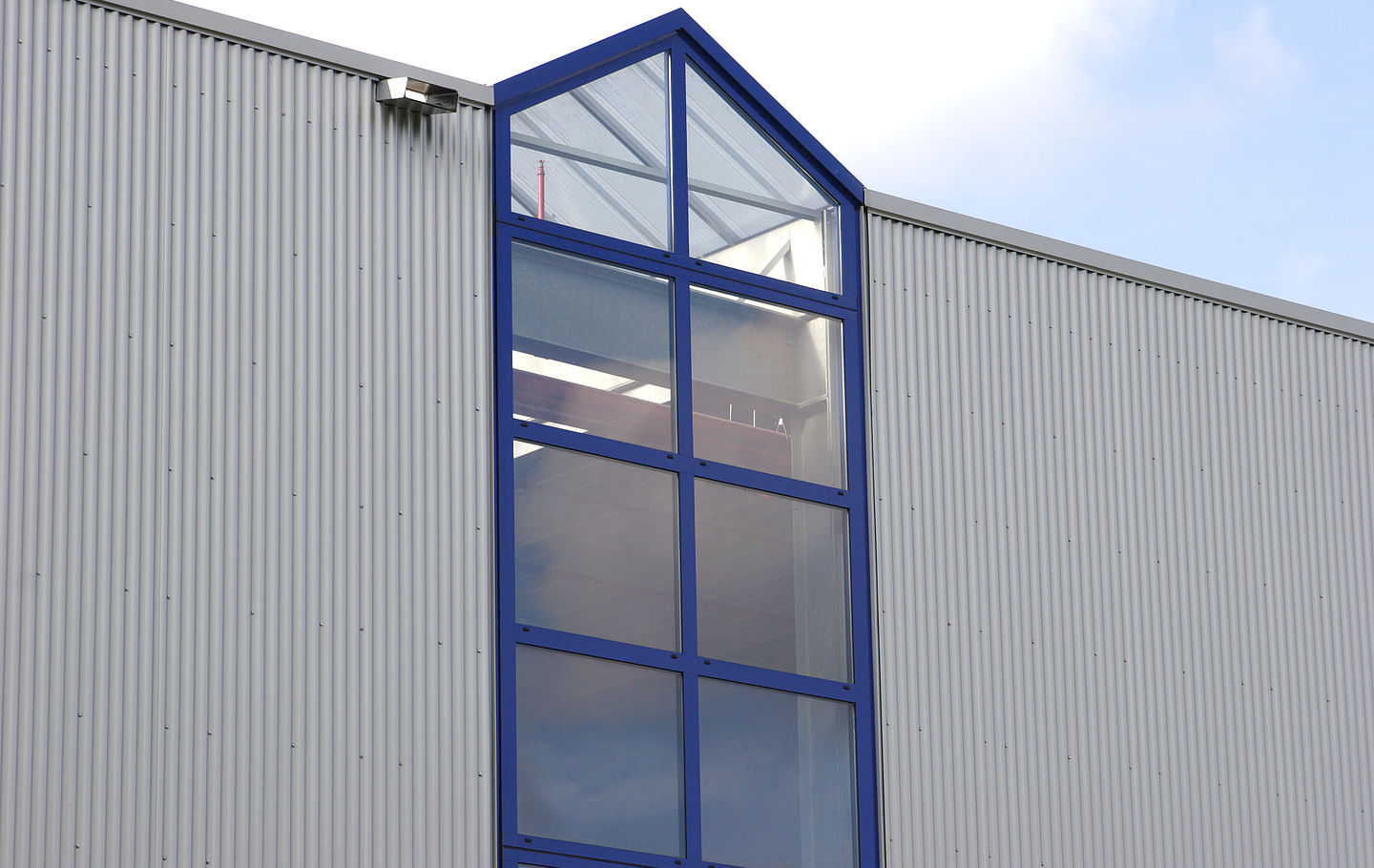 Aluminiumglasfassade des Herstellers Heroal an einem Hallenbau der Firma Schreiber Stahlbau