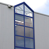 Aluminiumglasfassade des Herstellers Heroal an einem Hallenbau der Firma Schreiber Stahlbau