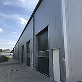 Neuball einer Werkhalle für Straka-Scheffels in Velbert, Fassadenansicht mit Toranlagen