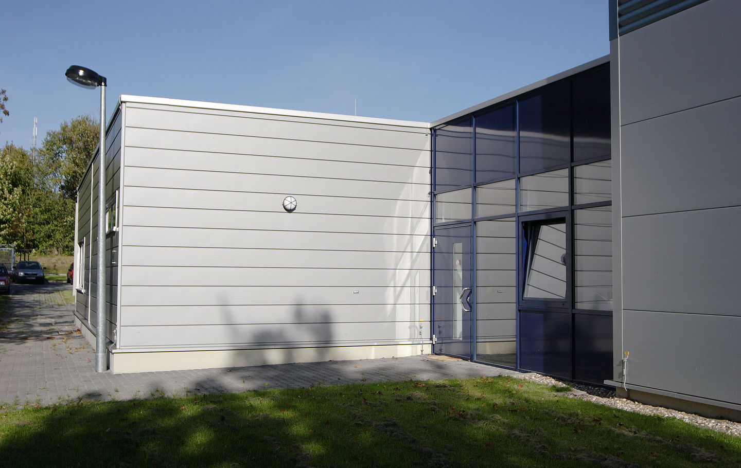 Hoesch Siding Fassade am Büroneubau mit Lagerhalle von Schreiber Stahlbau