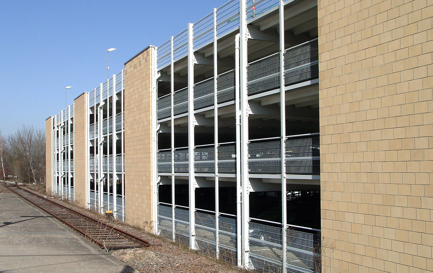 Parkhaus in Stahlkonstruktion mit Mauerwerkswandscheiben erstellt von Schreiber Stahlbau