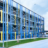 DRV Speyer Mitarbeiter Parkhaus von Schreiber Stahlbau, Fassadenausbildung mit beschichteten U-Profilen