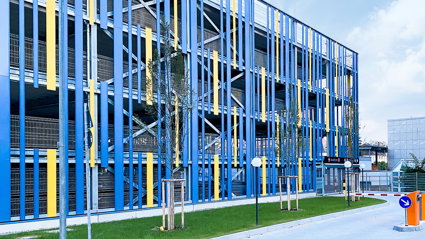 DRV Speyer Mitarbeiter Parkhaus von Schreiber Stahlbau, Fassadenausbildung mit beschichteten U-Profilen