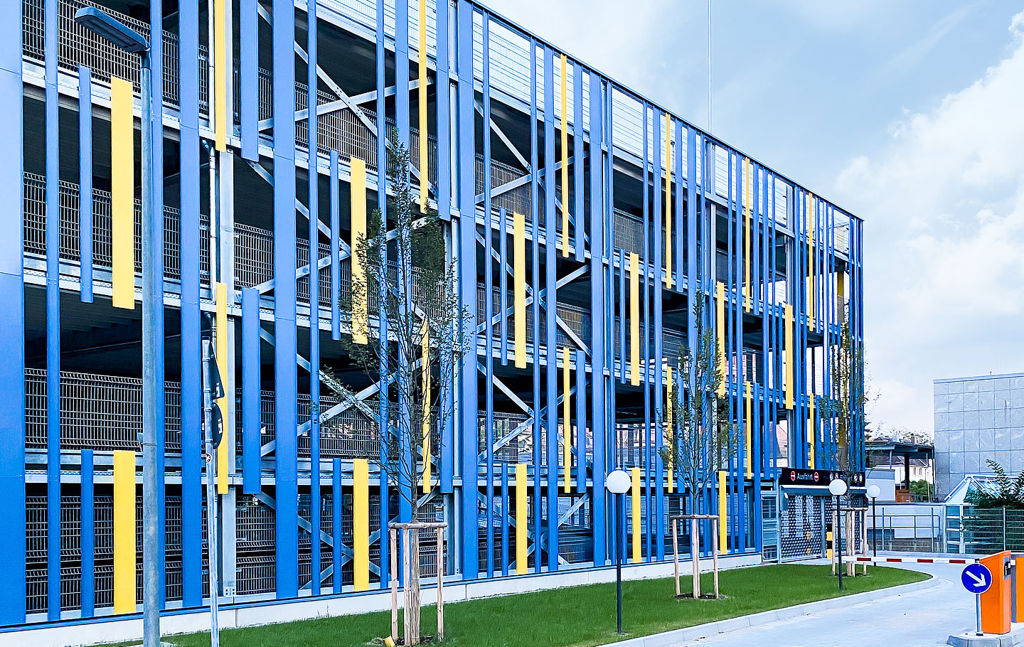 DRV Speyer Mitarbeiter Parkhaus von Schreiber Stahlbau, Fassadenausbildung mit beschichteten U-Profilen