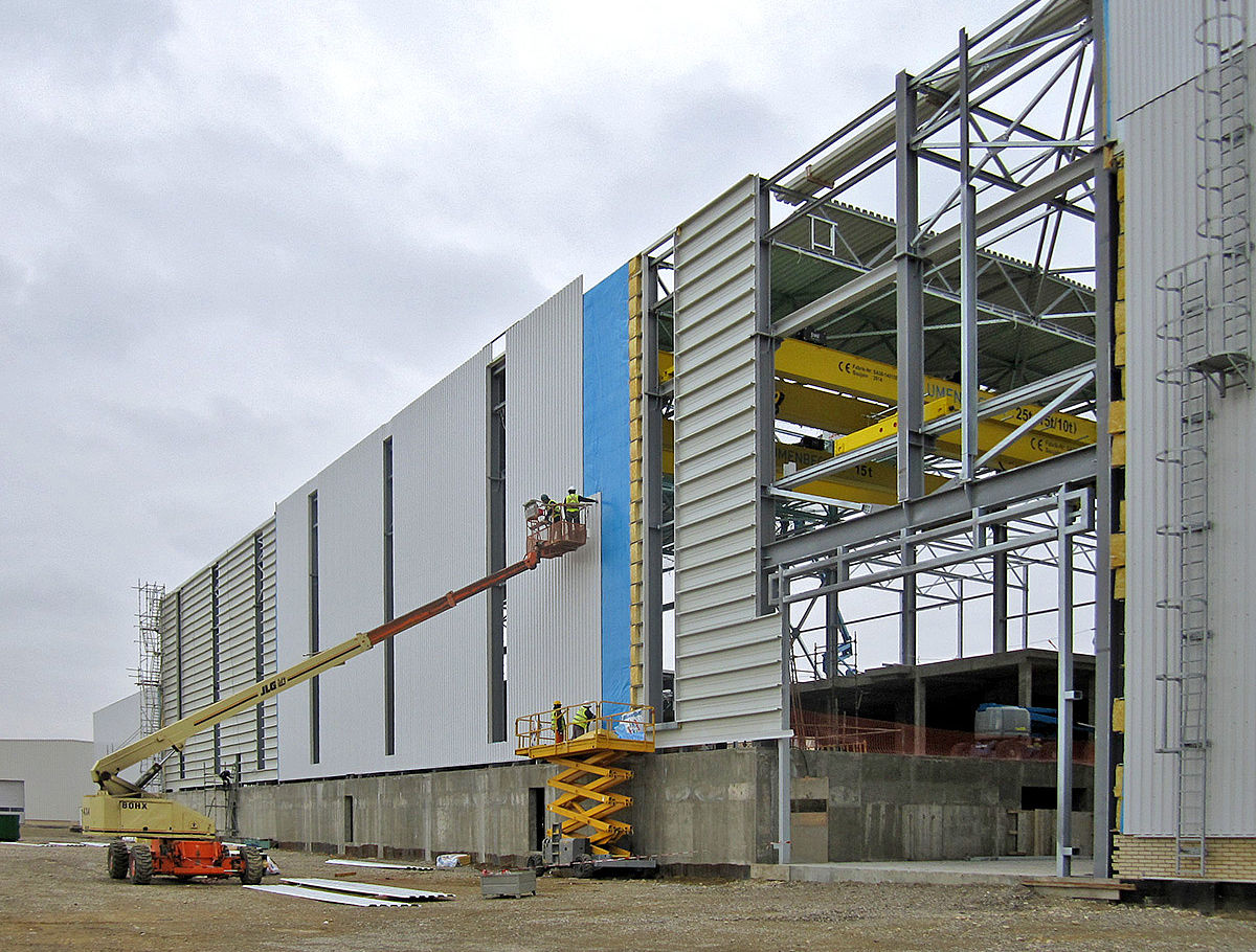 Kassettenwandmontage eines Hallenbaus von Schreiber Stahlbau