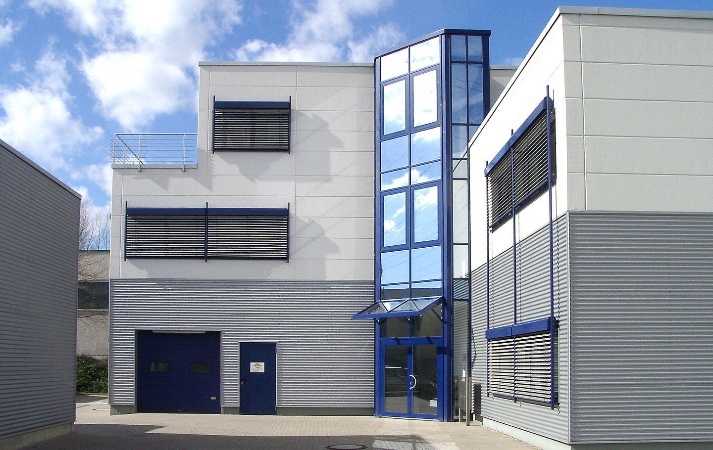 Pfosten-Riegel-Fassade in Kombination mit Porenbetonwandplatten bei einem Neubau von Schreiber Stahlbau
