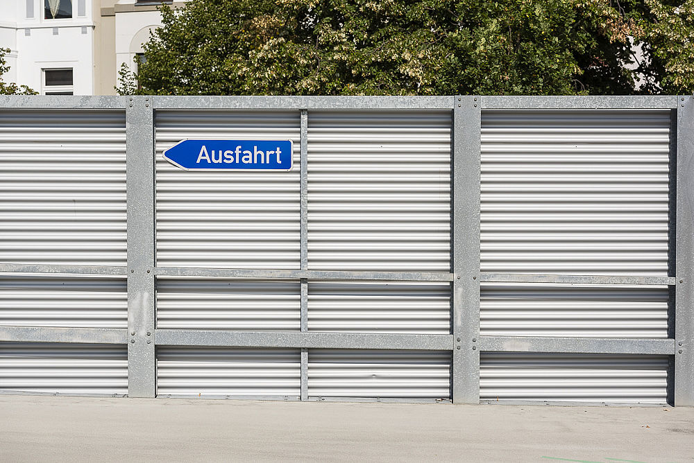 Feuerverzinkte Stahlkonstruktion als Unterkonstruktion der Fassade eines Schreiber Stahlbau Parkdecks