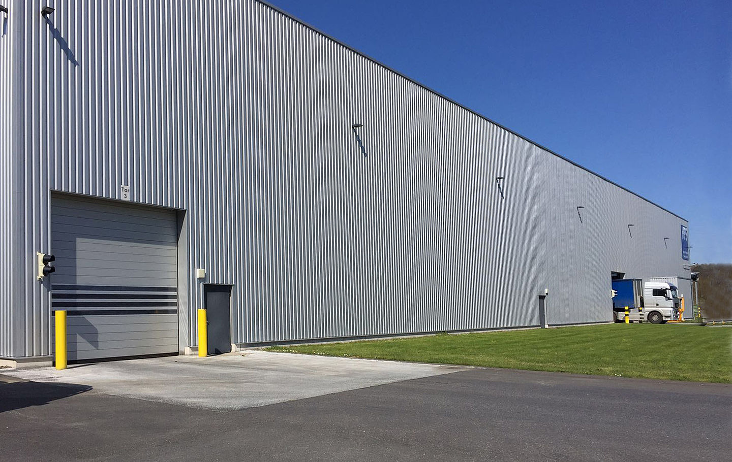 Kassettenwand als Schallschutzfassade für eine Lagerhalle in Hagen von Schreiber Stahlbau