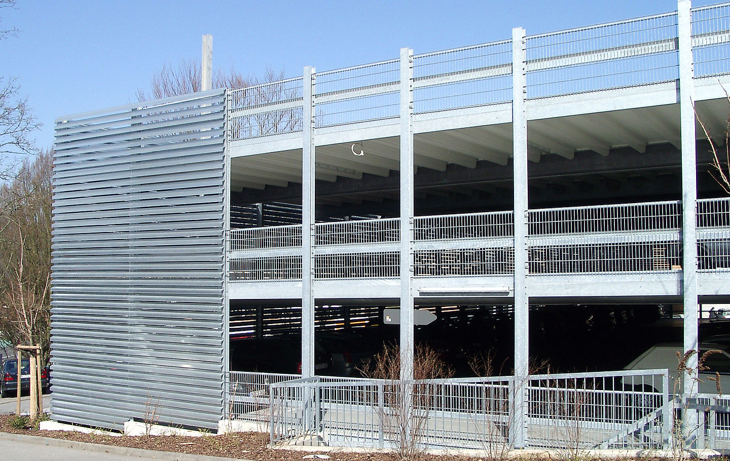 Lamellenfassade am System Parkhaus in Stahlkonstruktion von Schreiber Stahlbau
