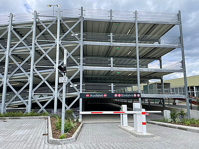 Einfahrt Parkhaus Vaillant in Remscheid gebaut von Schreiber Stahlbau