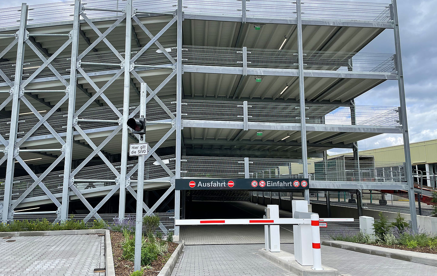 Einfahrt Parkhaus Vaillant in Remscheid gebaut von Schreiber Stahlbau