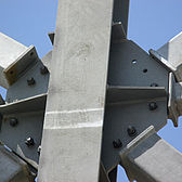Knotenpunkt einer feuerverzinkten Stahlkonstruktion eines Neubaus einer Produktionshalle von Schreiber Stahlbau