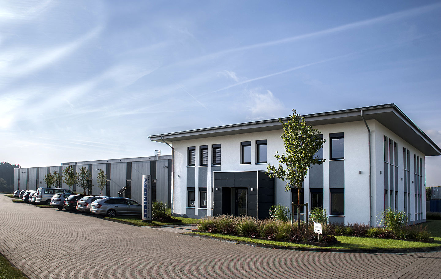 Hallenbau mit Büro in Gummersbach erstellt durch Schreiber Stahlbau 