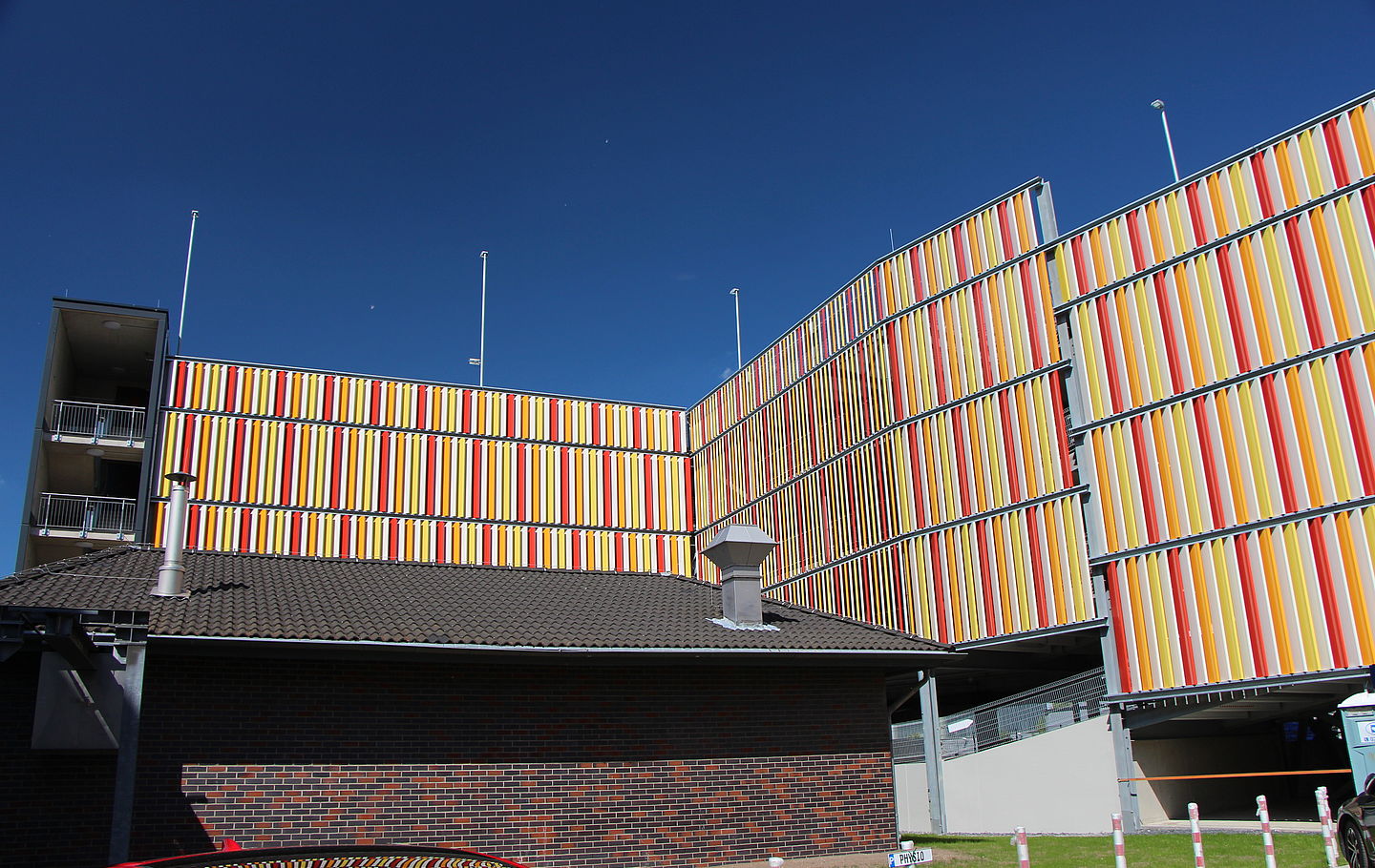 Parkhaus Monheim DIVAG von Schreiber Stahlbau Fassade aus farblich beschichteten Kantblechen als Blend- und Schallschutz