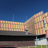 Parkhaus Monheim DIVAG von Schreiber Stahlbau Fassade aus farblich beschichteten Kantblechen als Blend- und Schallschutz