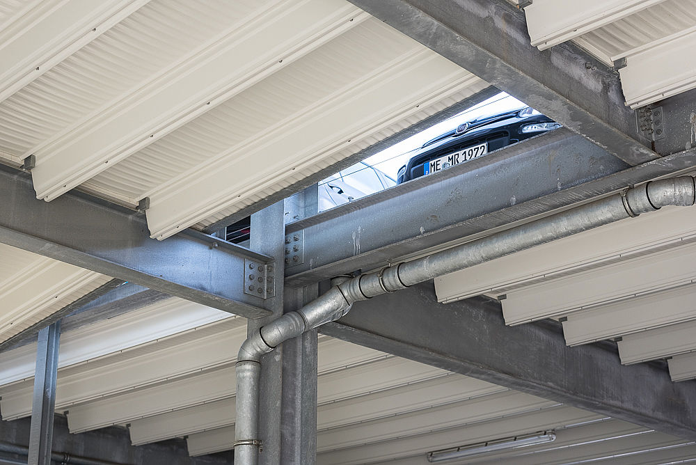 Aluminiumfassade in gelochter Ausführung am System Parkhaus von Schreiber Stahlbau