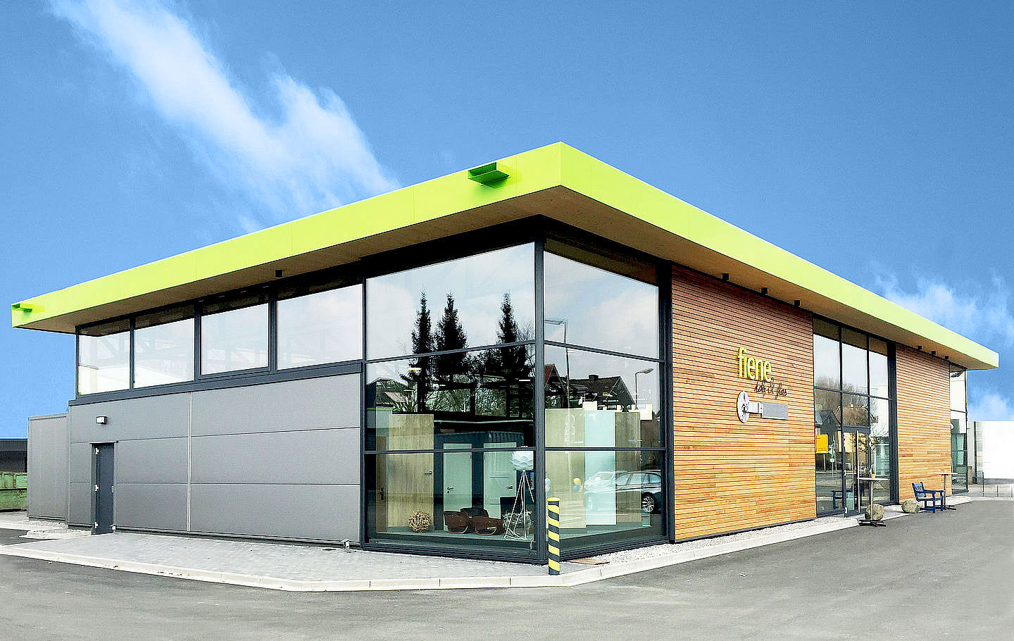 Ausstellungshalle mit Pfosten-Riegel-Fassade für die Firma Holz Fiene in Kamen von Schreiber Stahlbau