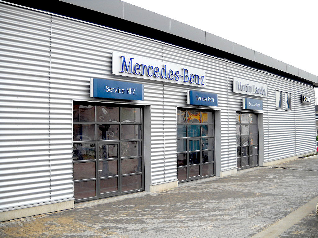 Aluminiumfassade der Mercedes Benz Werkstatthalle in Hilden von Schreiber Stahlbau