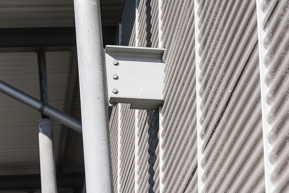 System Parkhaus Fassade als Aluminiumwelle mit vertikalen Lisenen erstellt von Schreiber Stahlbau