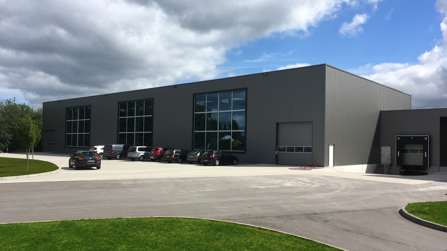 Nordiska Gewerbehalle mit Lager- und Ausstellungsfläche von Schreiber Stahlbau in Gummersbach