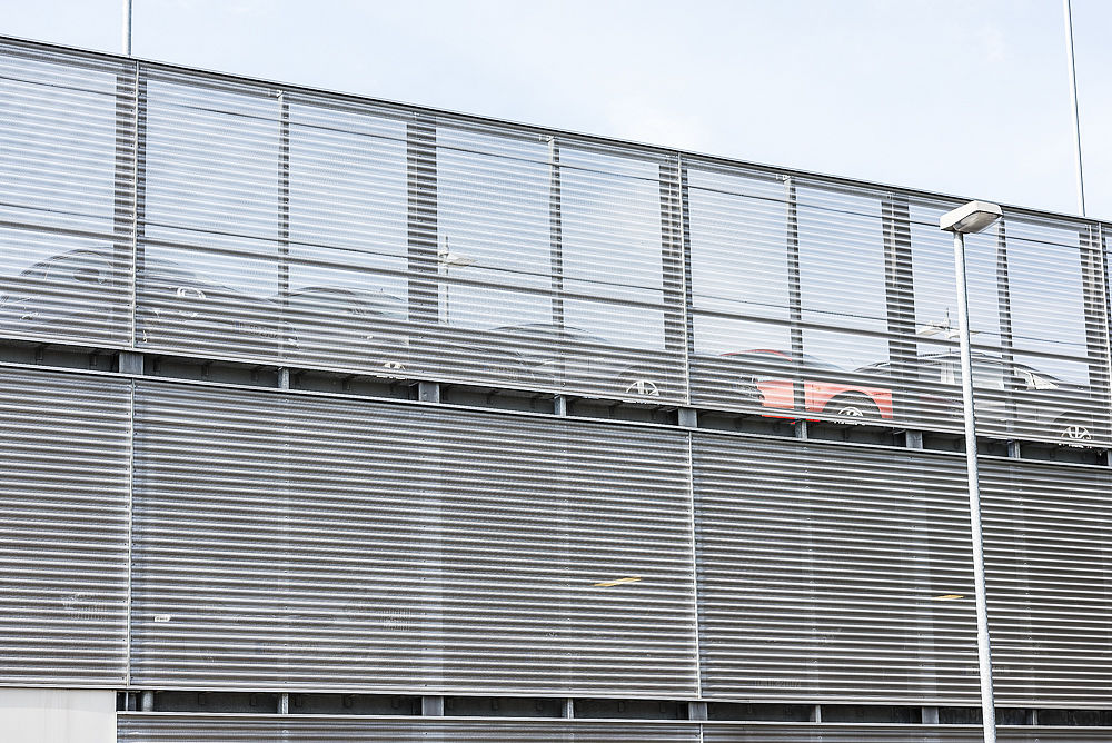 Transparente Aluminiumfassade an einem Systemparkhaus von Schreiber Stahlbau