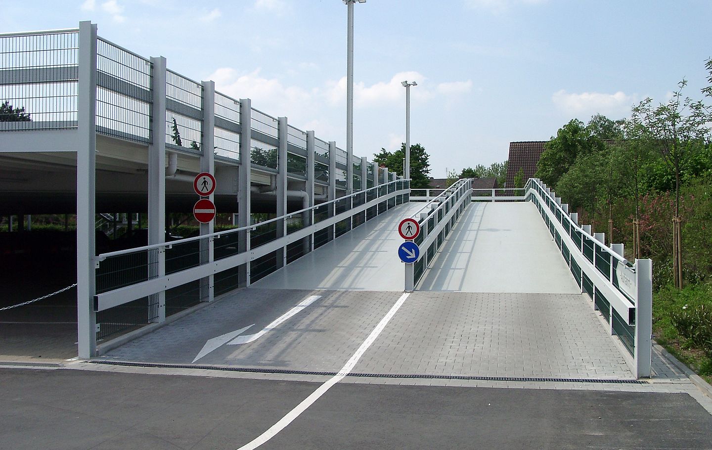 Rampenauffahrt für ein Parkdeck erstellt von Schreiber Stahlbau