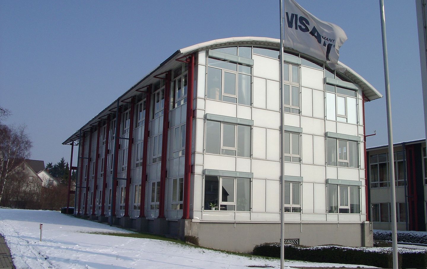 Bürogebäude mit Glasfassade der Firma Visaton erstellt von Schreiber Stahlbau