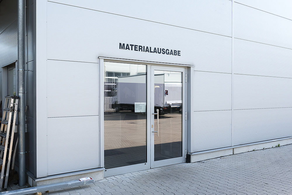 Hallenneubau als Produktionshalle mit Aluminiumeingangstür in Hilden von Schreiber Stahlbau