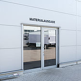 Hallenneubau als Produktionshalle mit Aluminiumeingangstür in Hilden von Schreiber Stahlbau