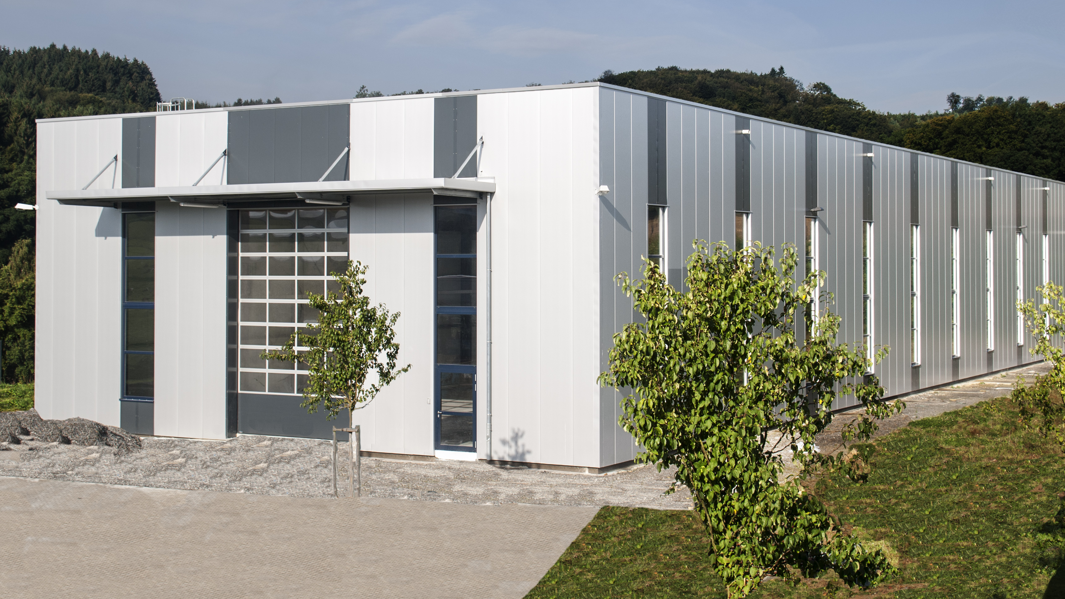 Hallenbau in Gummersbach für die Firma Steinserv im Oberbergischen Kreis von Schreiber Stahlbau