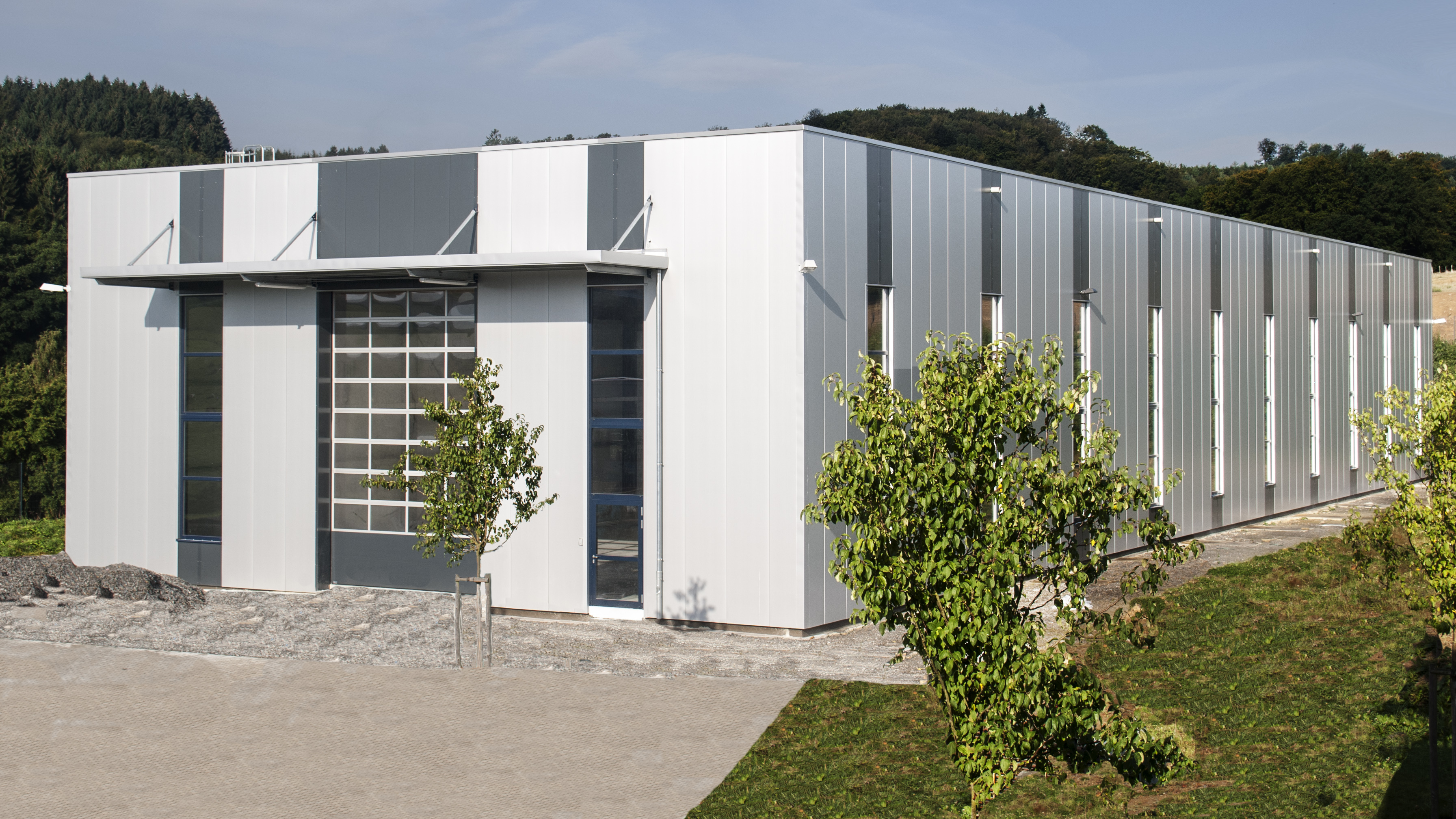 Hallenbau in Gummersbach für die Firma Steinserv im Oberbergischen Kreis von Schreiber Stahlbau