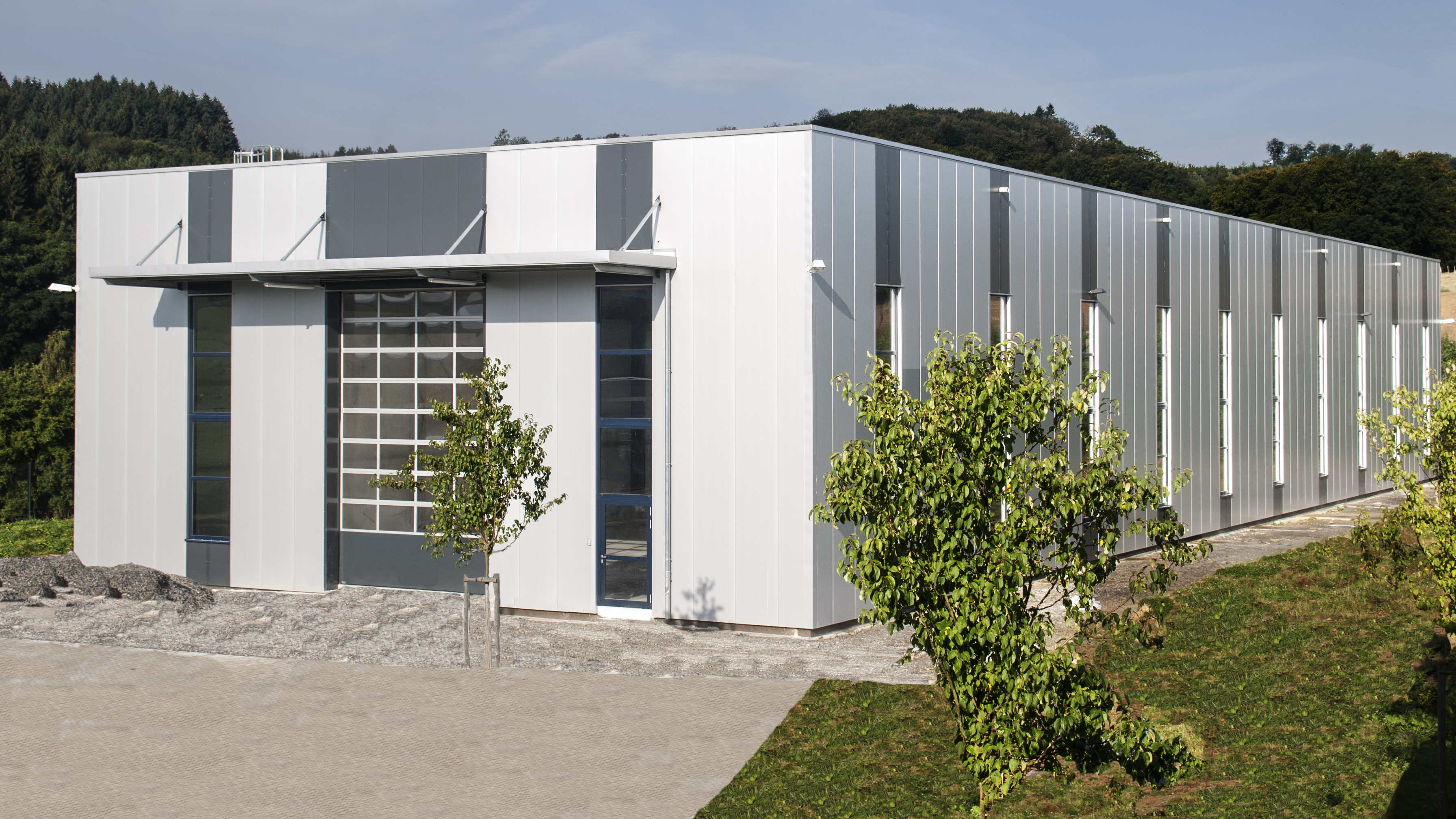 Hallenbau in Gummersbach für die Firma Steinserv im Oberbergischen Kreis von Schreiber Stahlbau