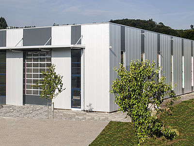 Hallenbau in Gummersbach für die Firma Steinserv im Oberbergischen Kreis von Schreiber Stahlbau