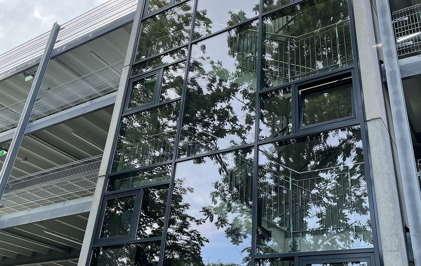 Parkhaus Vaillant in Remscheid gebaut von Schreiber Stahlbau - Treppenhaus Glasfassade
