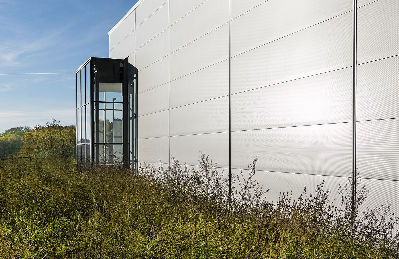 Hoesch Sandwichelement Integral mit Lisenen an der Systemhalle von Schreiber Stahlbau 