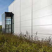 Hoesch Sandwichelement Integral mit Lisenen an der Systemhalle von Schreiber Stahlbau 