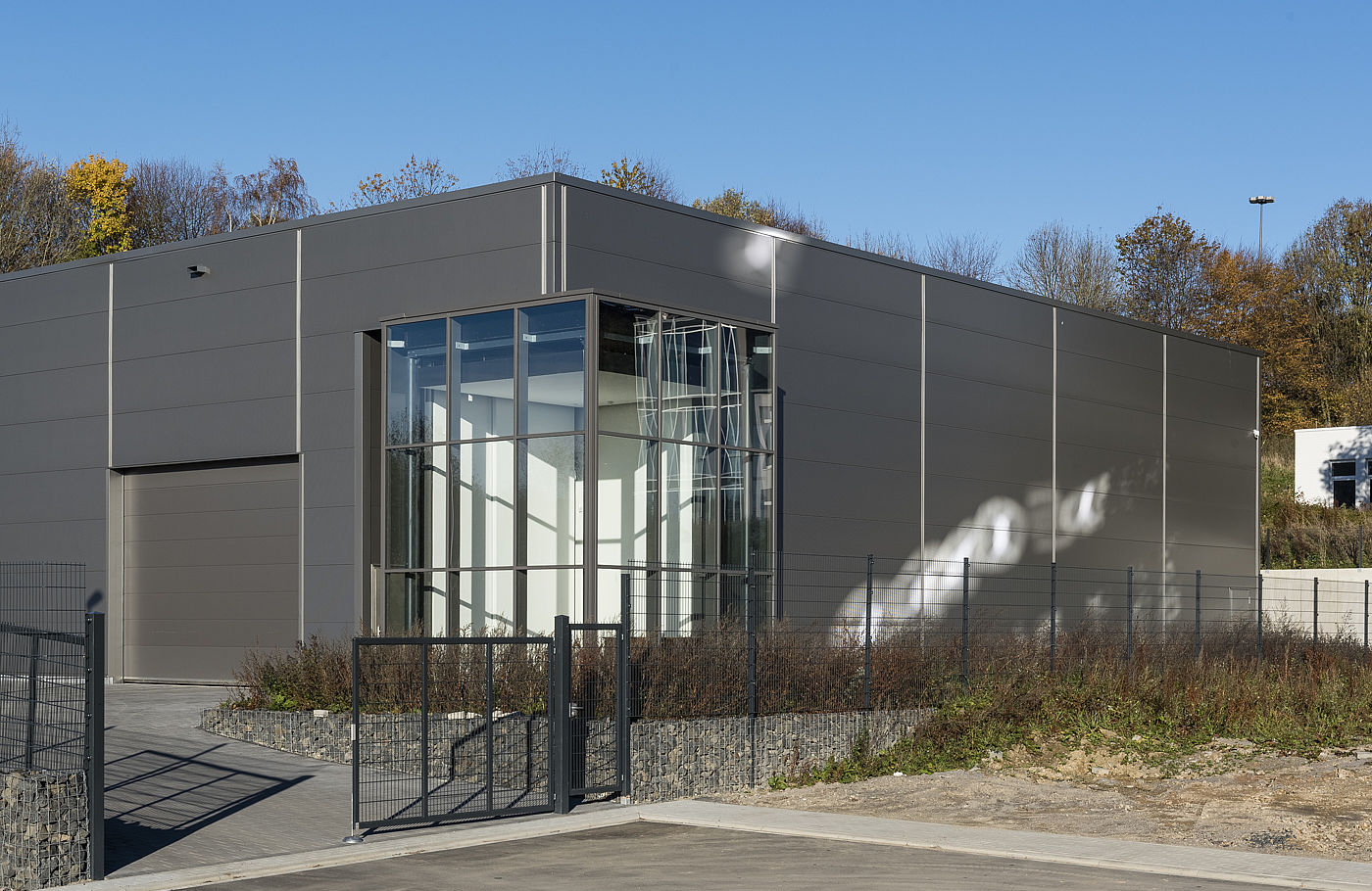 Neubau einer Schreiber Stahlbau Lagerhalle mit Glasfassade 