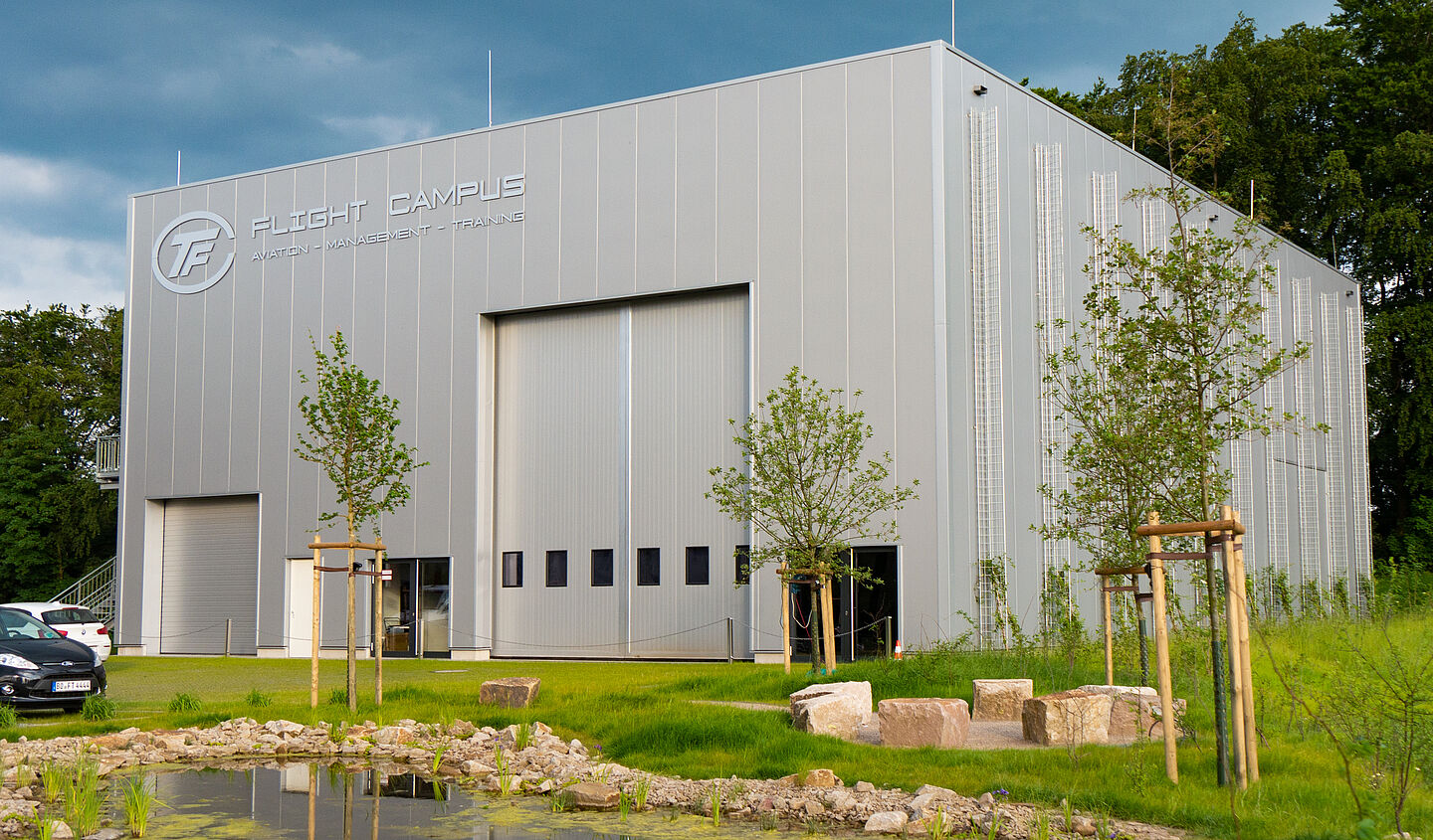 Schreiber Stahlbau baut kubistische Stahlbauhalle für TFC in Essen 
