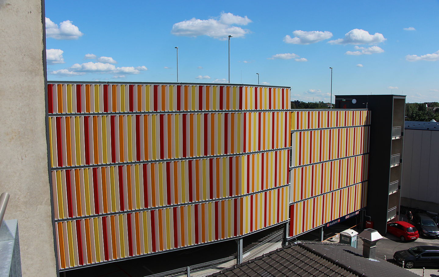 Parkhaus für die DIVAG LO7 Projektentwicklungsgesellschaft in Monheim gebaut von Schreiber Stahlbau Ansicht bunte Fassade