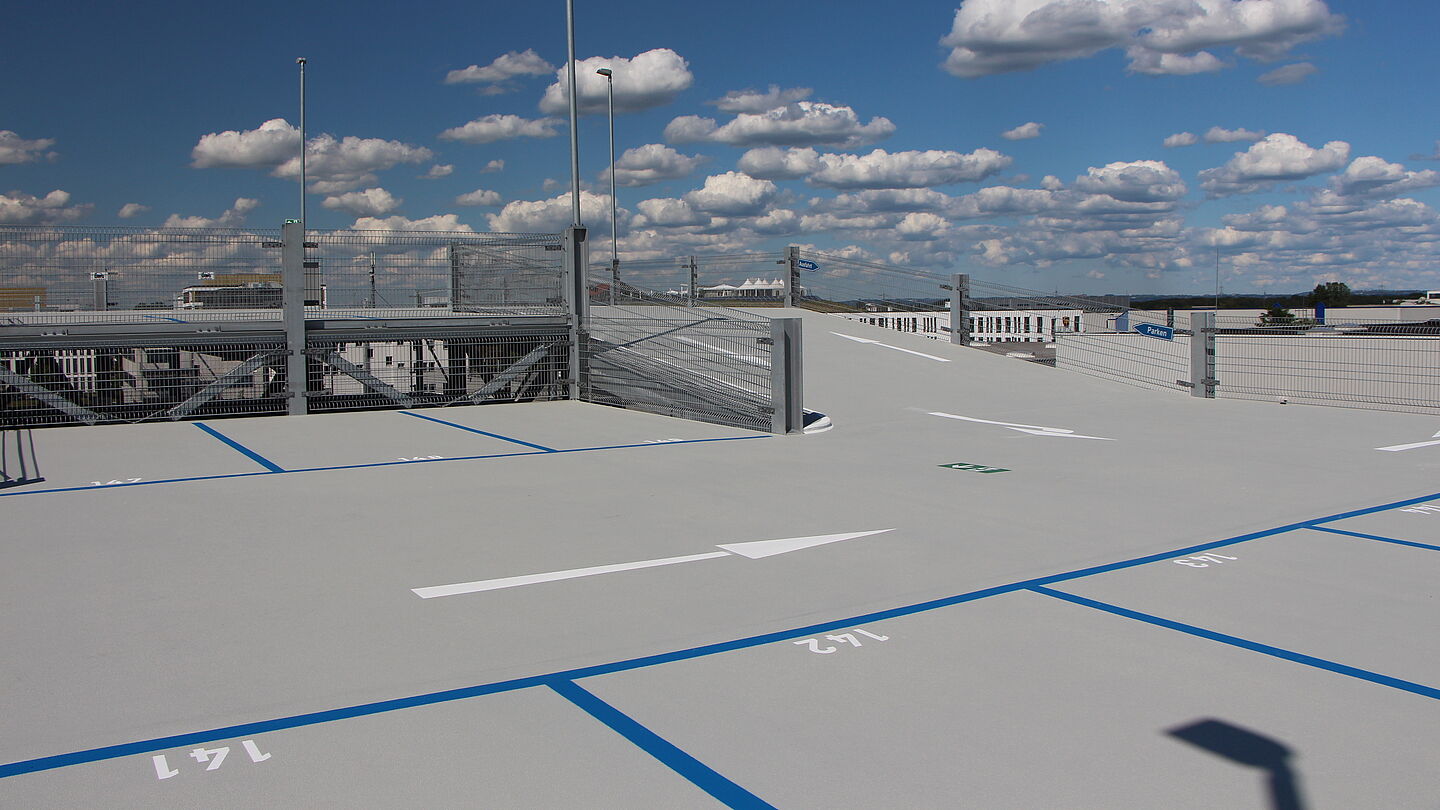 Parkhaus für die DIVAG LO7 Projektentwicklungsgesellschaft in Monheim gebaut von Schreiber Stahlbau Ansicht Dach Parkplätze