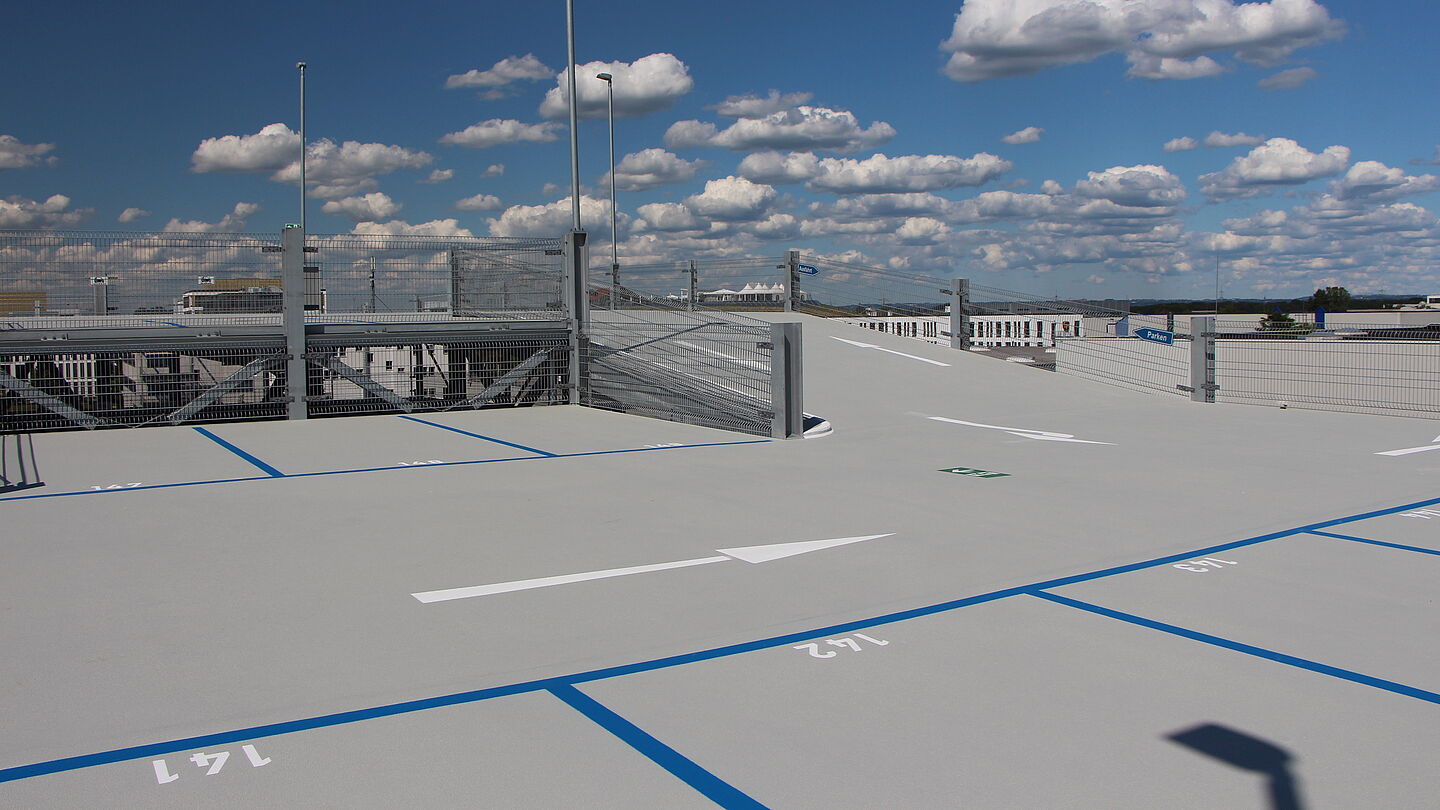 Parkhaus für die DIVAG LO7 Projektentwicklungsgesellschaft in Monheim gebaut von Schreiber Stahlbau Ansicht Dach Parkplätze