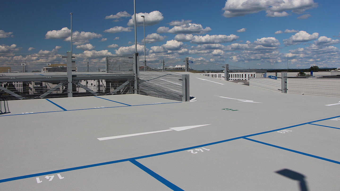 Parkhaus für die DIVAG LO7 Projektentwicklungsgesellschaft in Monheim gebaut von Schreiber Stahlbau Ansicht Dach Parkplätze