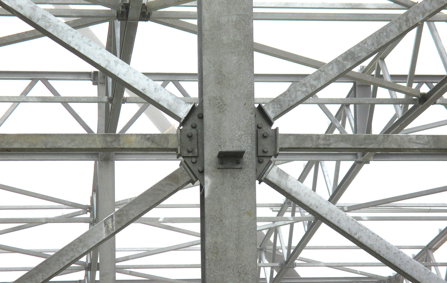 Anschlussdetail Stahlbau für einer Lagerhalle mit Fachwerkträgern von Schreiber Stahlbau