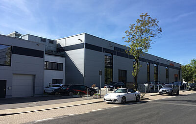 Lager und Produktion Firma Mentor in einem Komplex bestehend aus 2 Hallenkörpern gebaut von Schreiber Stahlbau