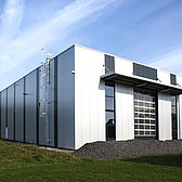Produktionshalle mit Hoesch Thermowand Fassade von Schreiber Stahlbau