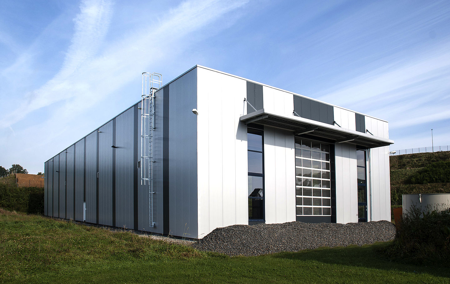 Produktionshalle mit Hoesch Thermowand Fassade von Schreiber Stahlbau