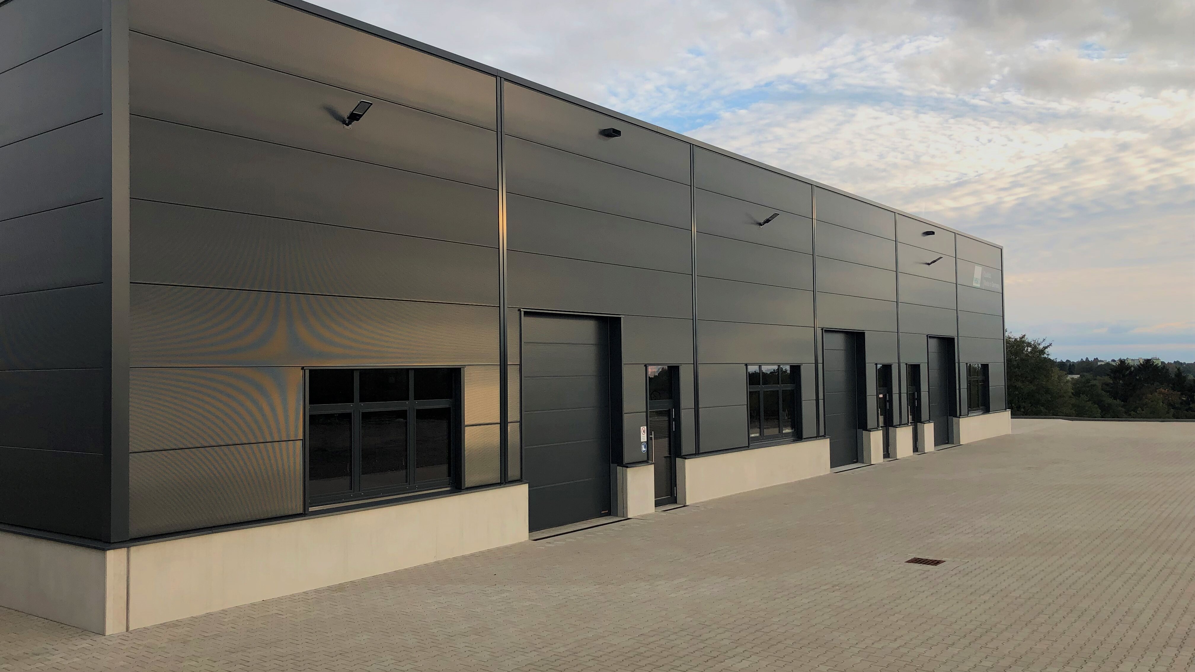 Hallenbau OKIIMMO Solingen von Schreiber Stahlbau Tore