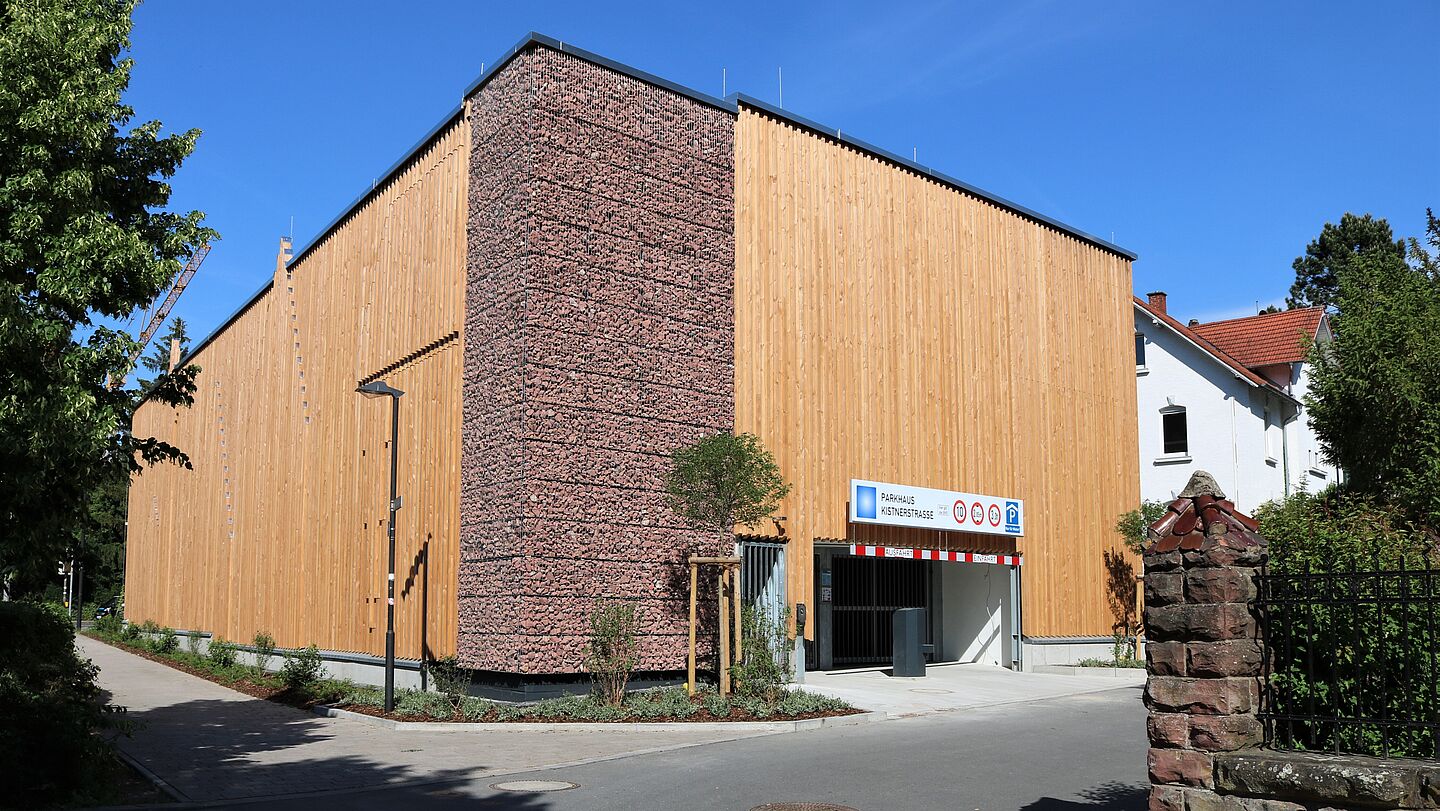 Aussenansicht Einfahrt Parkhaus Stadtwerke Mosbach gebaut von Schreiber Stahlbau
